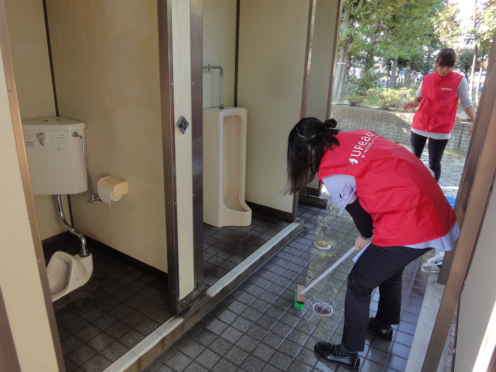 公園清掃、トイレ清掃(2012年10月27日) 世界平和統一家庭連合 平和ボランティア隊（UPeace）